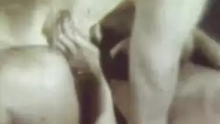 امرأة شقراء ذات شعر طويل مجعد لا ترتدي سوى الأحذية السوداء عندما تأخذ دسار ضخمة في مؤخرتها