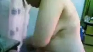 شهوة عائلية في مصر: قضيب الشاب الكبير لفرج العمة المبلل