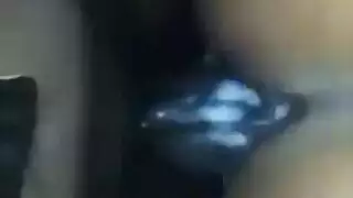 مص قاسي على الأرض: تخدم قضيباً صلباً على ركبتيها