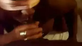 جلسة مص أعمى: شقراء تبتلع قضيب أسود كبير بعمق