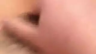 فرج الفتاة الصغيرة يقطر شوقًا للجنس العاطفي الخشن