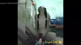 مشهد الجنس الفموي المبلل: آسيوية شابة تتعرض للجنس الوجهي