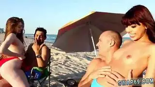 تبادل محرم: الآباء يمارسون الجنس بقوة مع بنات بعض