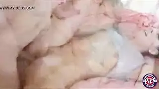 أمي ذات الثدي الكبير تمتص وتنك بقوة