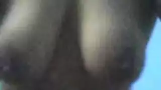 إباحية مصرية صريحة: مستعرضة جريئة تستعرض صدرها الكبير ومؤخرتها المستديرة