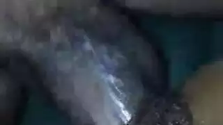 إلهة سوداء موشومة تأخذ شرج قوي في تصوير بورن بالفناء الخلفي