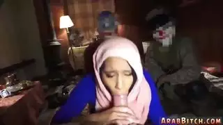 خادمة عربية مراهقة قذرة تمارس الجنس مقابل المال على الكاميرا