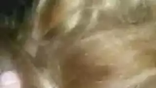 امرأة سمراء عاهرة تمص قضيبًا وتدلك بظرها على الكاميرا