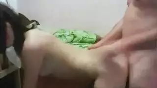 جنس عارض على الأريكة مع مراهقة نحيفة ذات فراء مشعر وثدي صغير