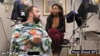 حركة هزاز صريحة: مهبل المراهقة يحصل على تدليك يؤدي إلى هزة جماع شديدة