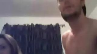 فتاة في سن المراهقة تحصل مارس الجنس من قبل الأخ غير الشقيق