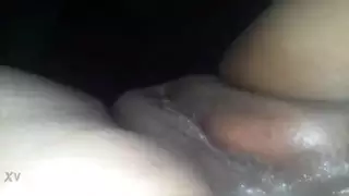 لقد لعقوا مؤخرتي البارحة، والآن هي مبللة وجائعة للقضيب