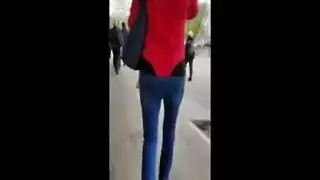 فتاة مجعدة الشعر كبيرة الثدي تدخل أصابعها في شعرها وتجعل نفسها تندى