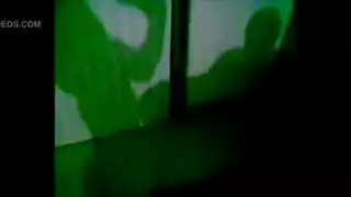 جنس صريح على الأريكة مع مراهقة سمراء تحب المص