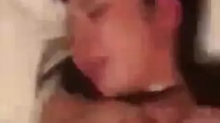 فتاة آسيوية مرتدية الجوارب تستعد لتصوير فيلم إباحي صارم
