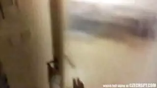 جنس بكاميرا سرية: فتيات مثيرات بالنظارات يتم تناولهن من غرباء