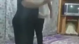 إباحية صريحة من العراق: فتاة ويب كام تأخذ قضيبًا كبيرًا على الكاميرا