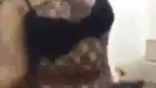 فتاة خليجية ذات منحنيات مثيرة ترقص بشكل إباحي بفستان ضيق