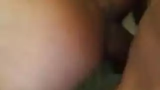 مضيفة شقية تختار القضيب بدلاً من العمل خلال الرحلة