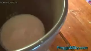 أثداء ضخمة تُحلب حتى تدفق الحليب