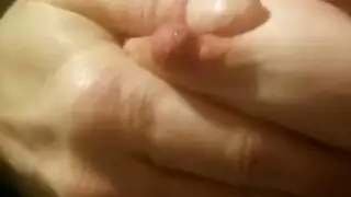 جيس لا تستطيع منع نفسها من عض شفتها بينما يقحم قضيب مجهول في فتحتها المتقطرة