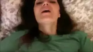 أم وحيدة تبرز فرجها وتتوسل لتملئه