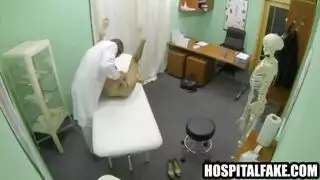 سمراء تتعرض للجماع بقوة من قبل الأخ غير الشقيق في فيديو إباحي