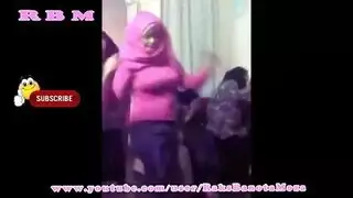 رقصة مصرية خاصة تتحول لعب جامح مع لعبة فرج وأنين