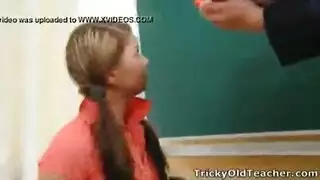 أستاذ مثير ينكح طالبة لنجاحها مشهد إباحي كامل