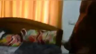 زوج هندي يشاهد ويصور صديقه يمارس الجنس مع زوجته بوضعية كلابية