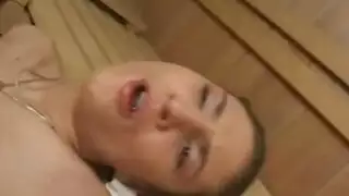 ضرب فرجها في الساونا