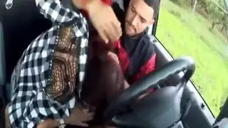 مراهقة مقيدة تعاني محنة جماعية جنسية شديدة