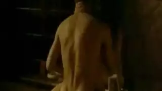 مراهقة على الكاميرا تمص قضيباً حتى ينزل الرجال حمولتهم على وجهها