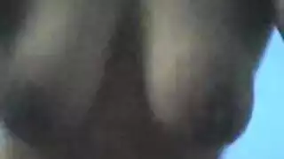 عاهرة عربية متلهفة تتباهى بأثدائها الكبيرة و مؤخرتها المشدودة