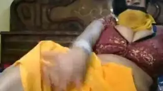 شقراء ذات شعر داكن قصير تمارس جنسًا جامحًا مع رجل أسود