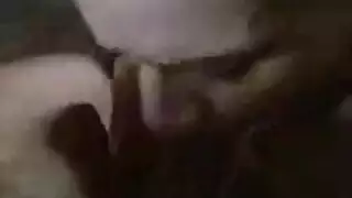 فتاة بأسلوب عاهرة شارع تأخذ قضيبًا قاسيًا في المقعد الخلفي