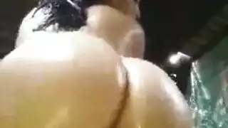 في سن المراهقة أسود الهرة قلص
